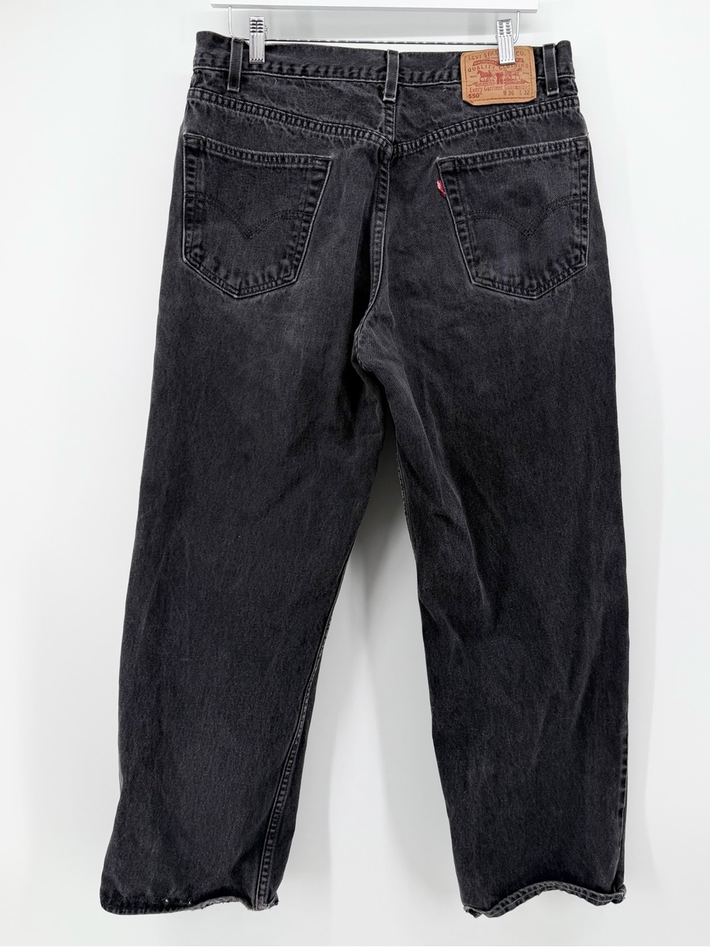 Vtg Levi's 550 Faded Black Relaxed Tapered Jeans 36x32 Hemmed Short Fit 36x26 - Picture 3 of 11
